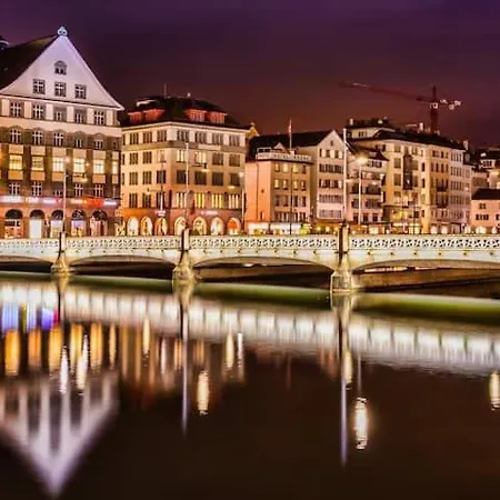 Leon Steps From Hb Station