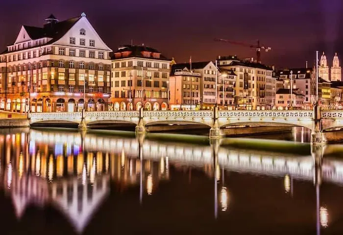 Leon Steps From Hb Station