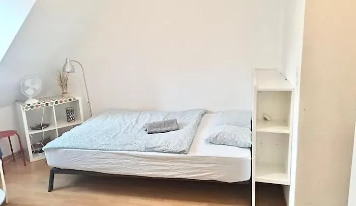 Leon Steps From Hb Station *