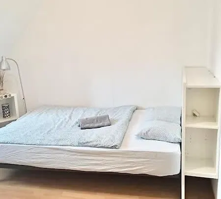 Leon Steps From Hb Station *